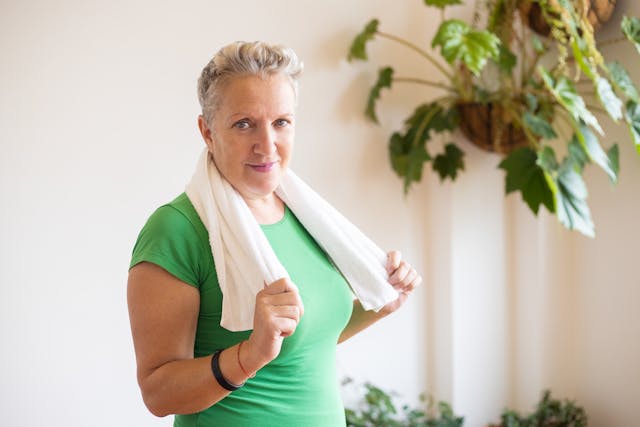 Confident woman in workout gear – Hypnotherapy for weight loss, reprogramming eating habits, and boosting self-confidence naturally.