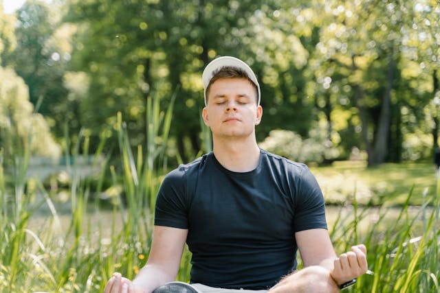 Man practicing mindfulness in nature – Hypnotherapy for anxiety relief, calming the mind, and reducing worry through expert hypnosis.