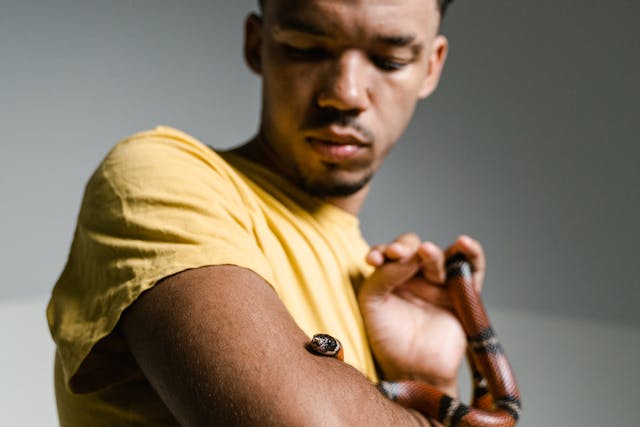 Man looking determined – Overcoming fears and phobias with subconscious hypnotherapy and reprogramming the mind for confidence.