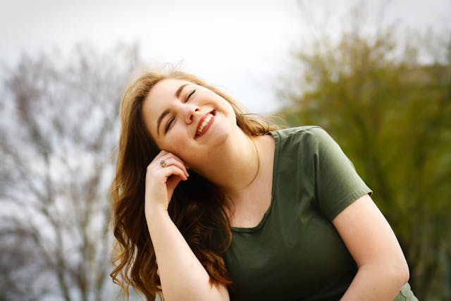 Smiling woman outdoors – Hypnosis for chronic pain relief, mind-body healing, and natural pain management techniques.