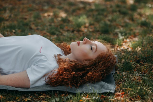 Woman relaxing outdoors – Hypnotherapy for overwhelm, stress relief, and improving mental clarity through guided hypnosis.